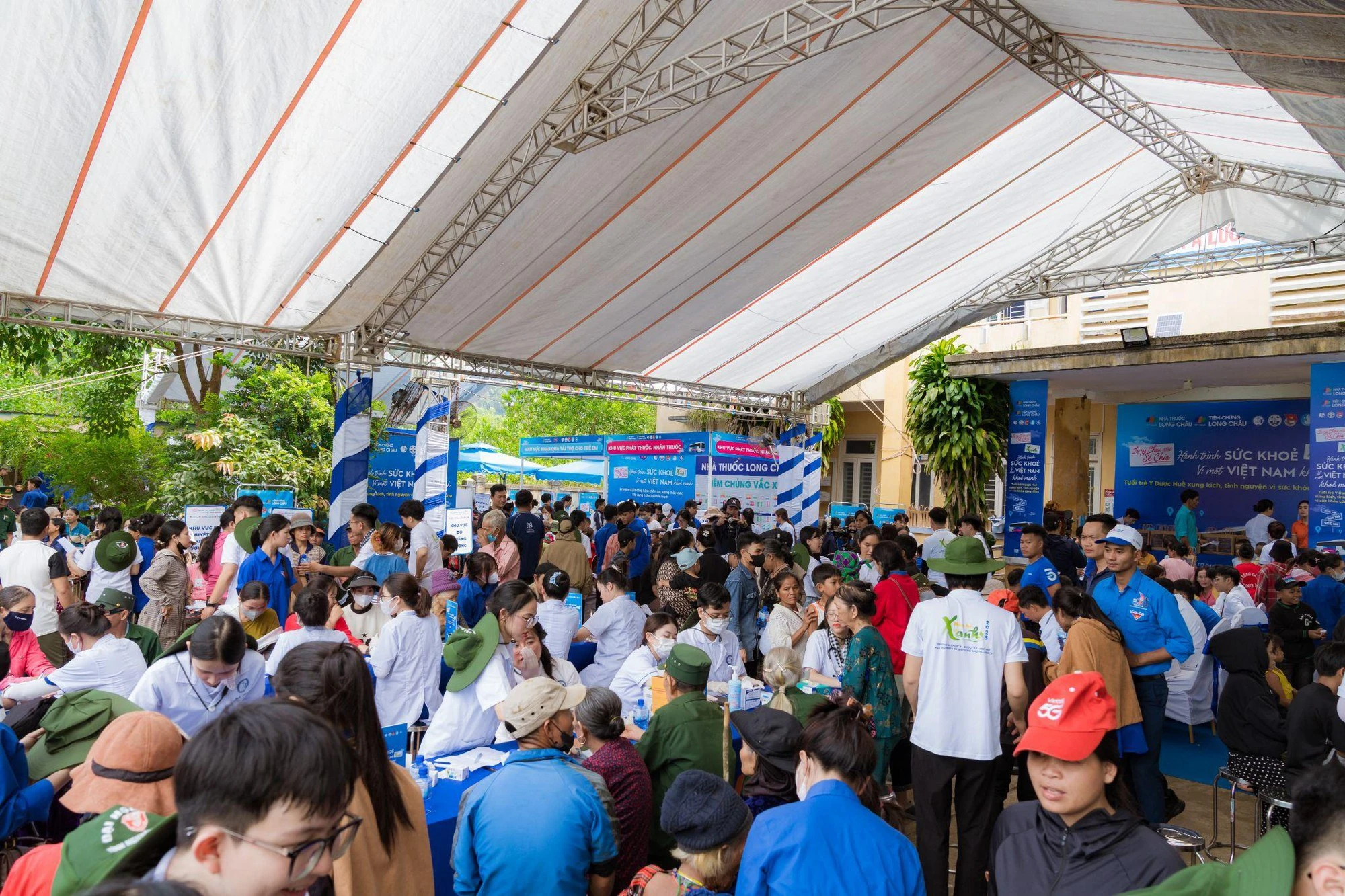 Long Châu cùng Trường Giang mang “Hành trình sẻ chia” đến với bà con vùng biên giới
