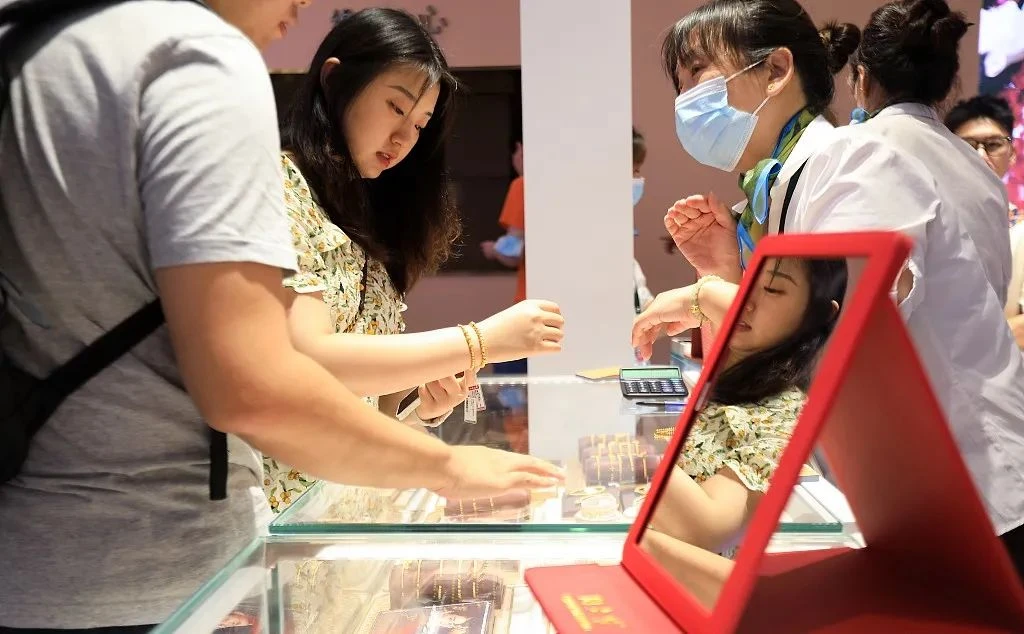 Rút sổ tiết kiệm hơn 3,3 tỷ đồng để mua vàng rồi giữ trong két suốt 6 năm, người phụ nữ thừa nhận: “Lãi gấp đôi nhưng ăn không ngon, ngủ không yên”