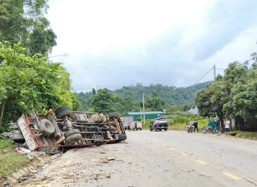 VIDEO: Xe tải phóng nhanh lật trúng người phụ nữ bán hàng ven đường