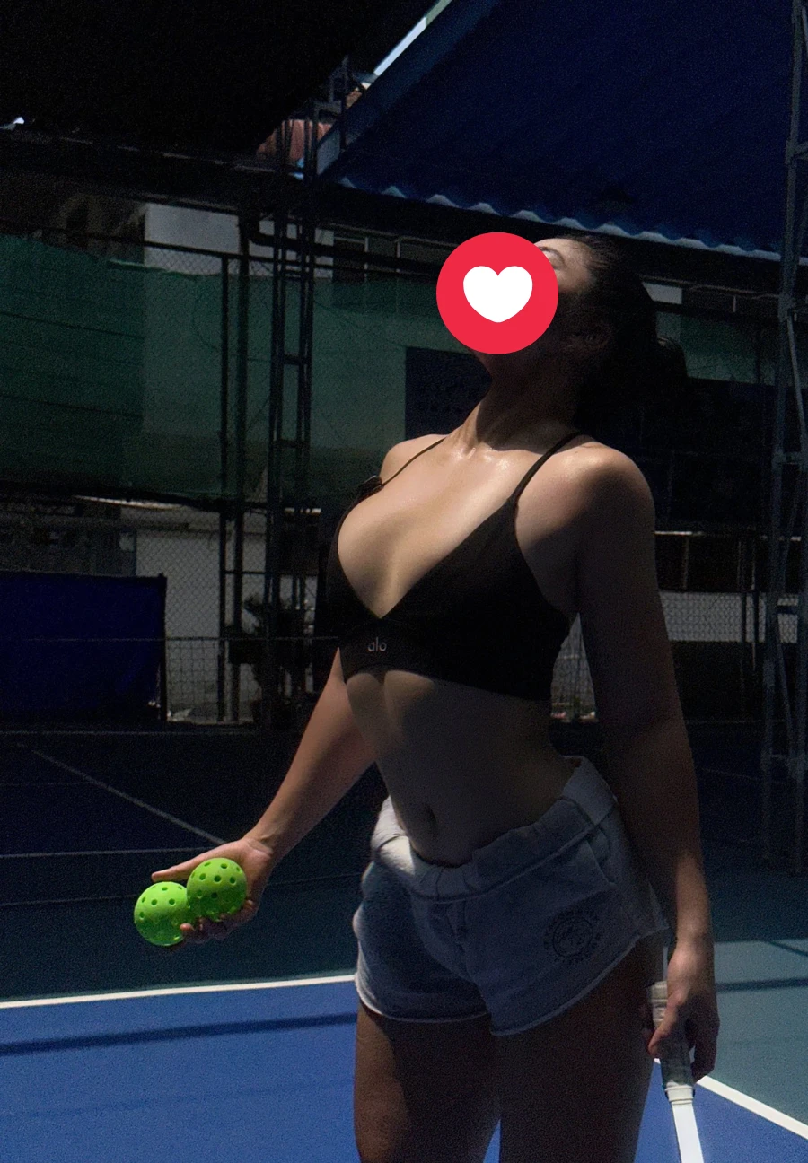 Cô gái mặc đồ ngắn cũn cỡn ra sân picklebal, gây bàn tán dữ dội vì phản cảm