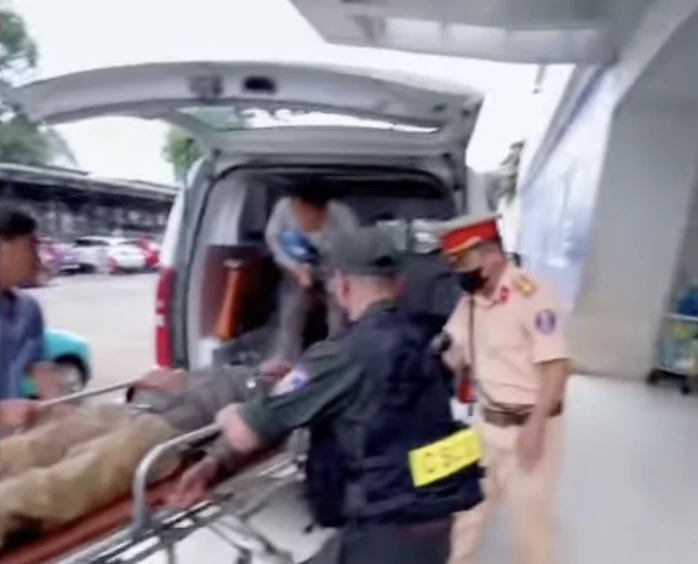 CLIP: Cảnh sát giao thông “mở đường” cứu nạn nhân gặp nạn