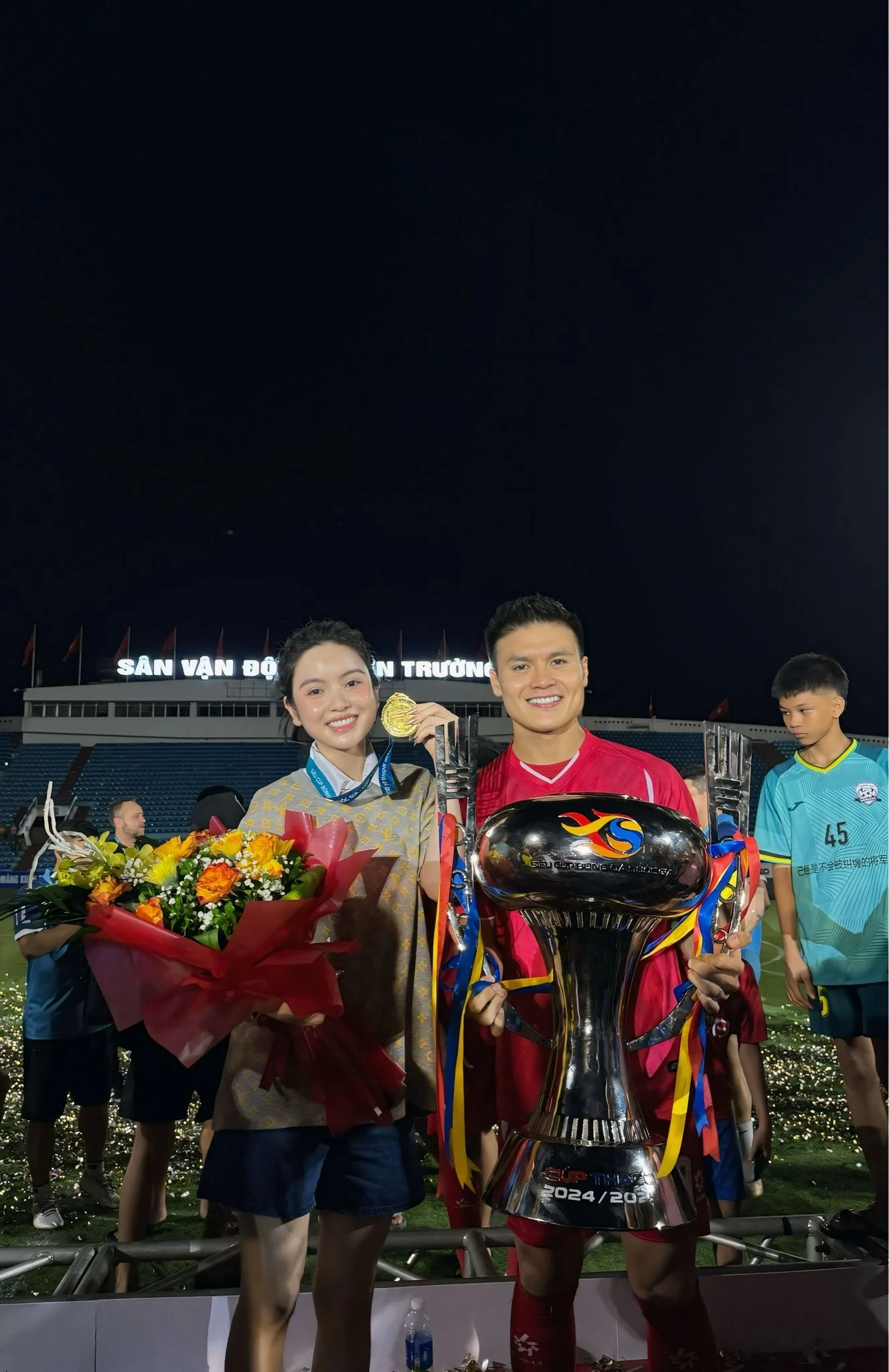 Quang Hải tặng huy chương, ôm thắm thiết Chu Thanh Huyền giữa chỗ đông người, mặc ồn ào vẫn yêu vợ như ngày đầu tiên