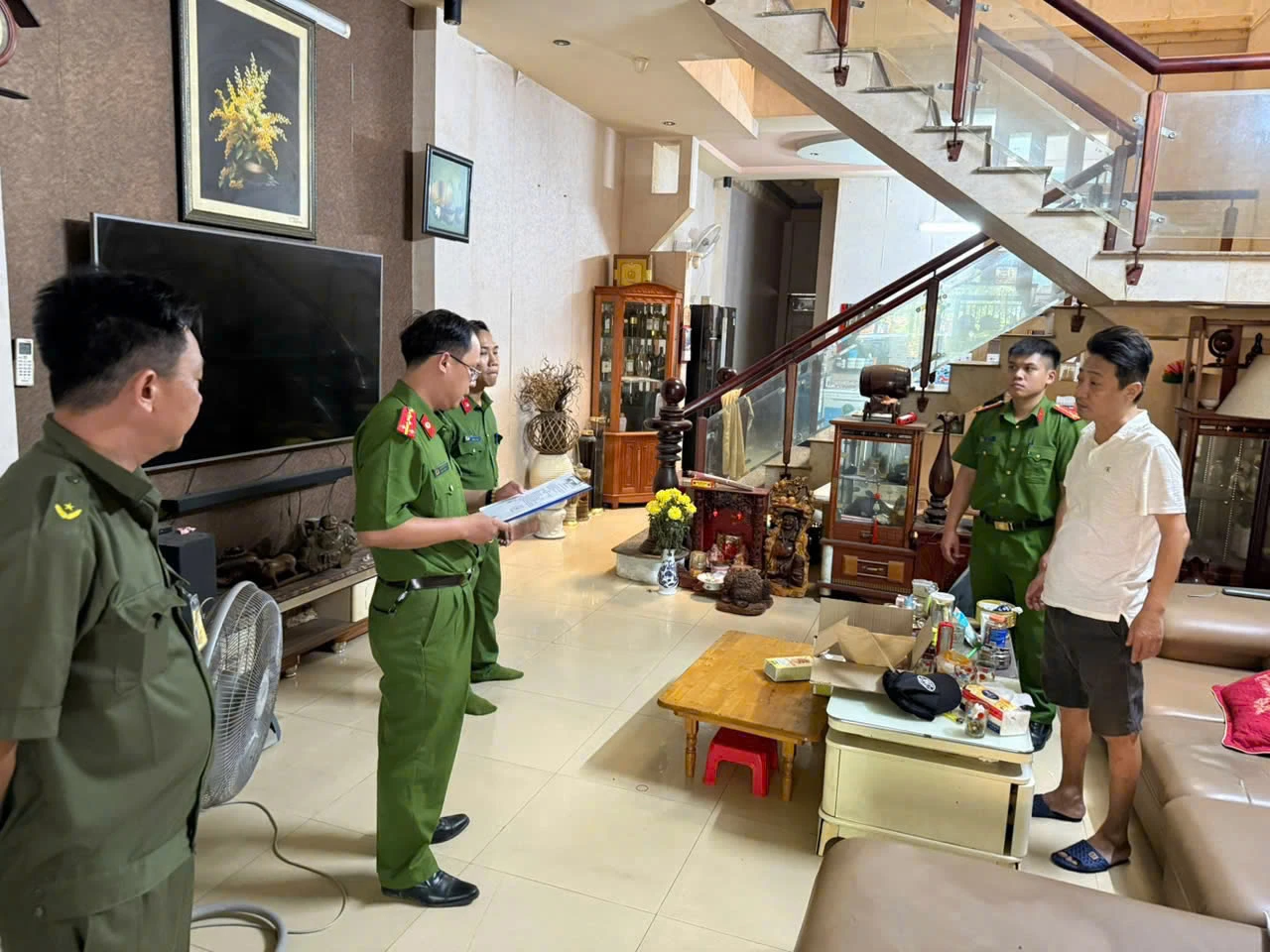 Bắt tạm giam, khám xét khẩn cấp nơi ở của Lê Công Khá