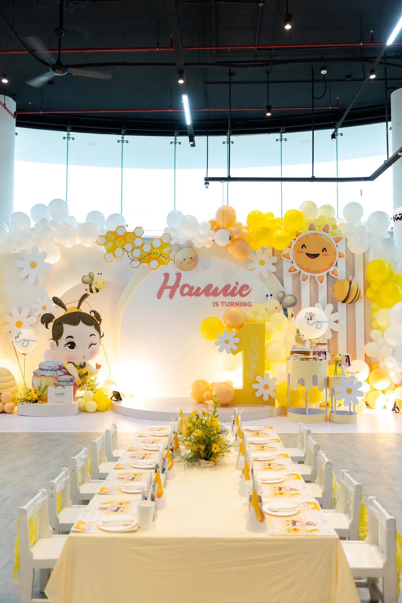 Công chúa út Hannie nhà Ông Cao Thắng tròn 1 tuổi mà tóc dài xinh chẳng kém gì chị Winnie: Sao mà mẹ Đông Nhi đẻ khéo quá vậy?