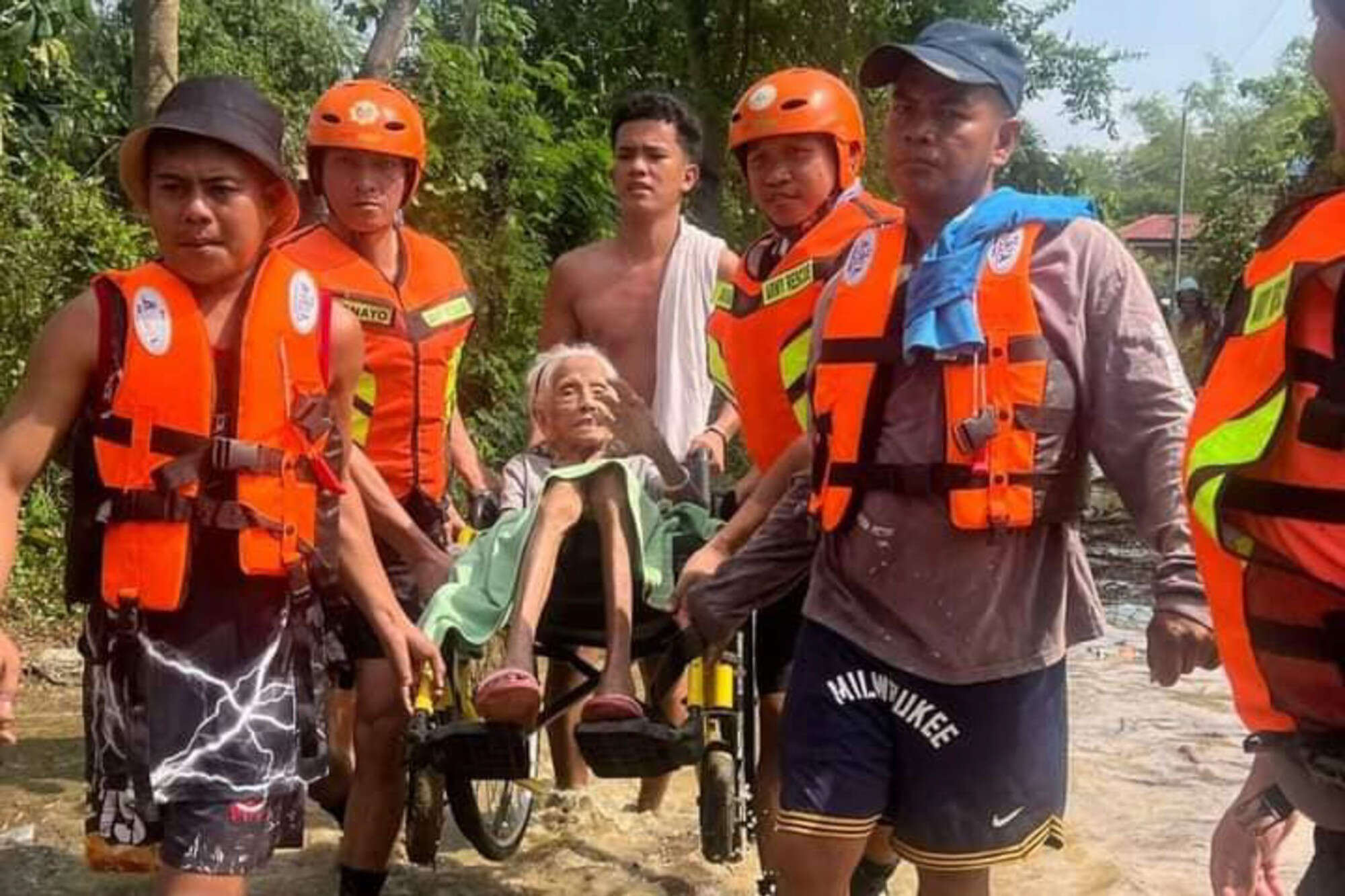 Siêu bão Usagi đổ bộ Philippines, gió giật 240 km/giờ