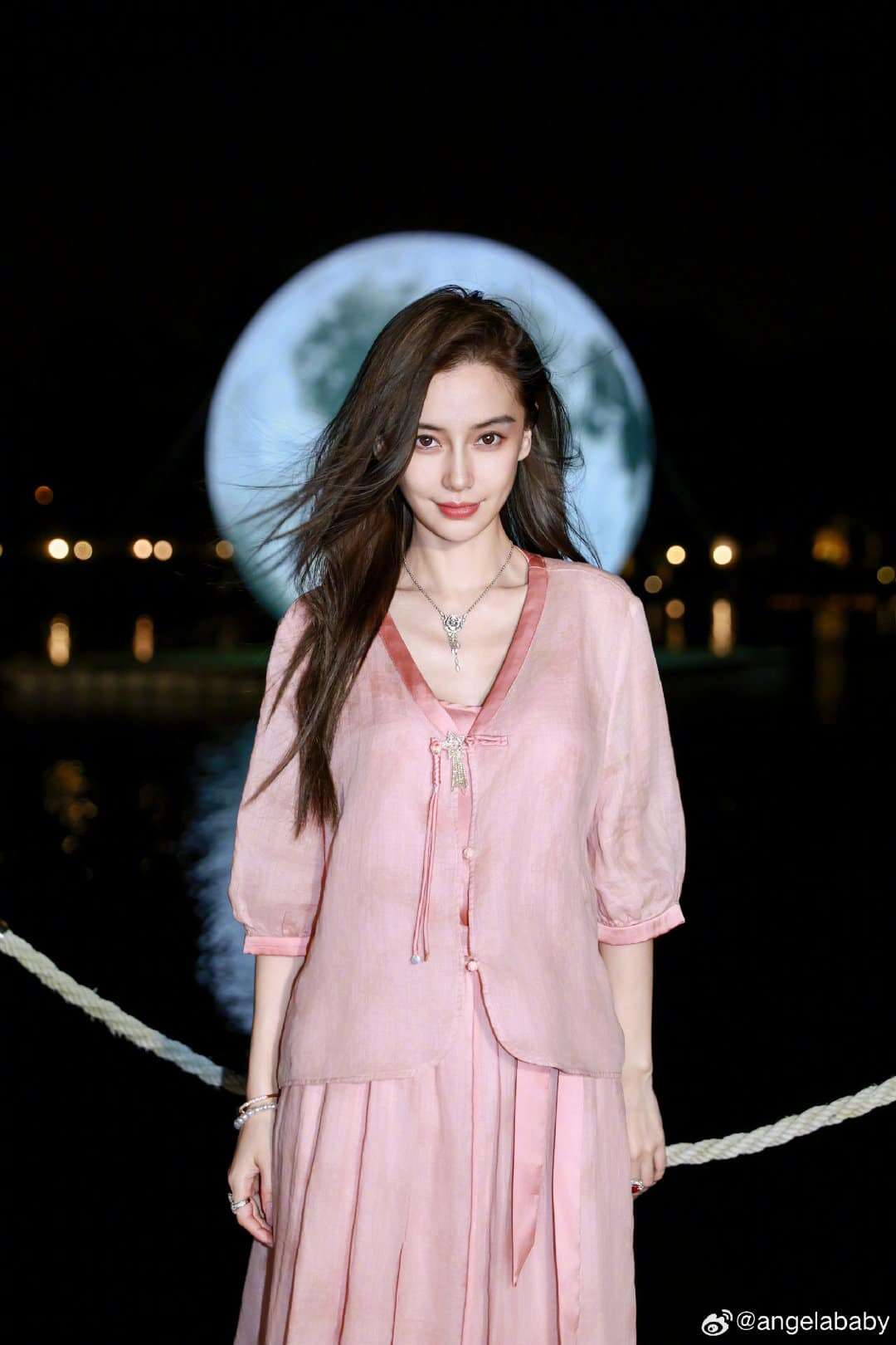 Angelababy làm gì khi chồng cũ Huỳnh Hiểu Minh bị đồn đưa bạn gái đi khám thai?