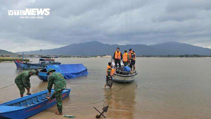 Bốn con thơ nhịn đói suốt đêm ngóng tin ba mẹ mất tích khi đi đánh cá