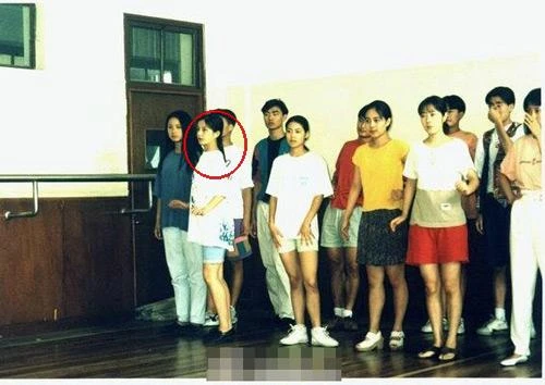 Bức ảnh chụp một nữ sinh mấy chục năm về trước bất ngờ viral