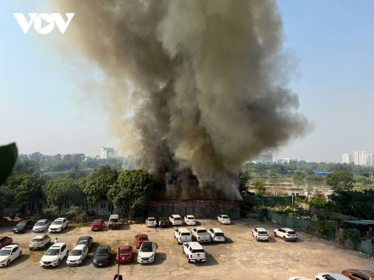 Một nhà kho tại Hoàng Mai, Hà Nội bất ngờ bốc cháy dữ dội