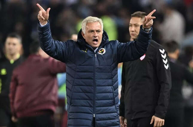 Mourinho lại dính án phạt vì phát ngôn gây sốc