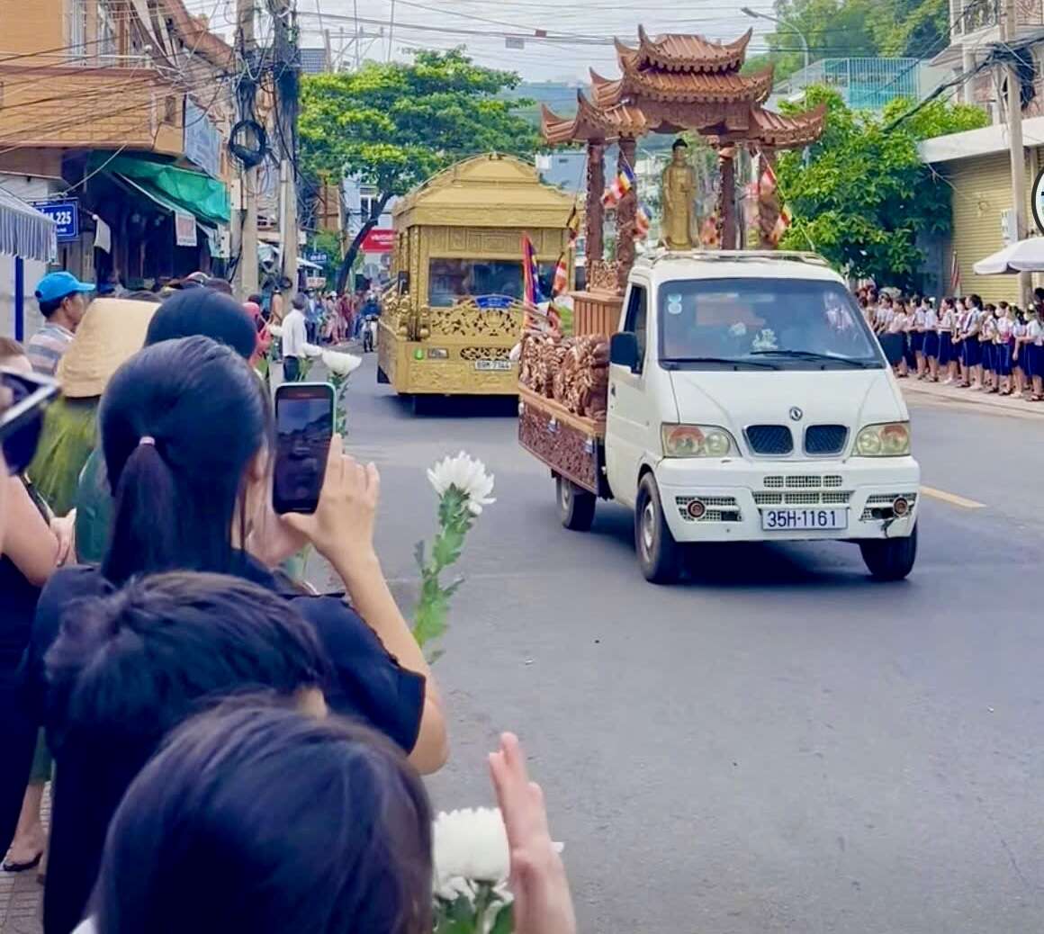 Xúc động hình ảnh học sinh và người dân Vũng Tàu đưa tiễn 2 chị em tử vong trong vụ cháy