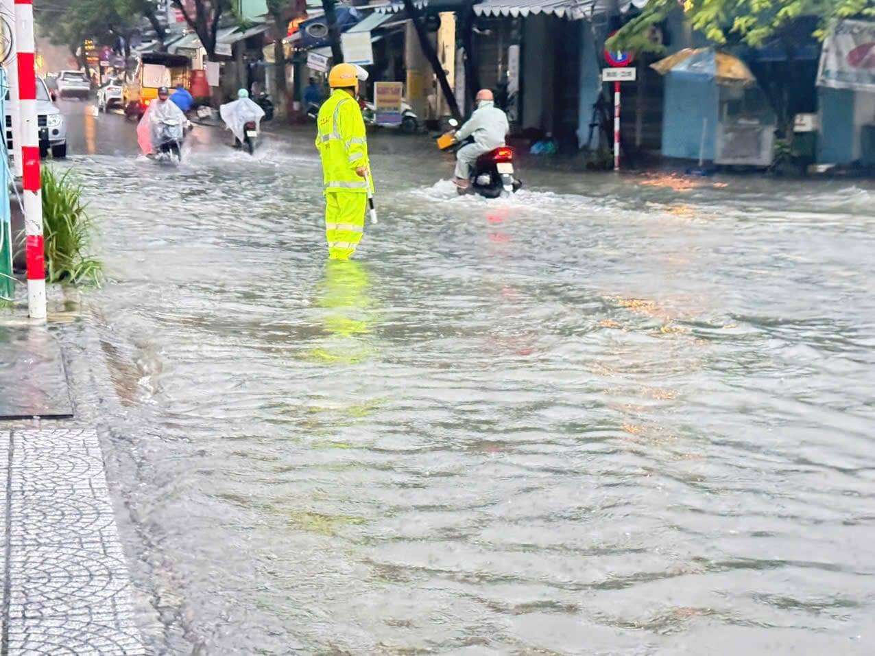 CSGT Đà Nẵng căng dây cảnh báo tại hàng loạt tuyến đường, cấm lên bán đảo Sơn Trà, nhiều nơi cho học sinh nghỉ học