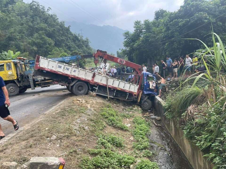 Sau tiếng hét hoảng sợ, xe tải lao thẳng xuống vệ đường, đoạn hội thoại trong xe gây bức xúc