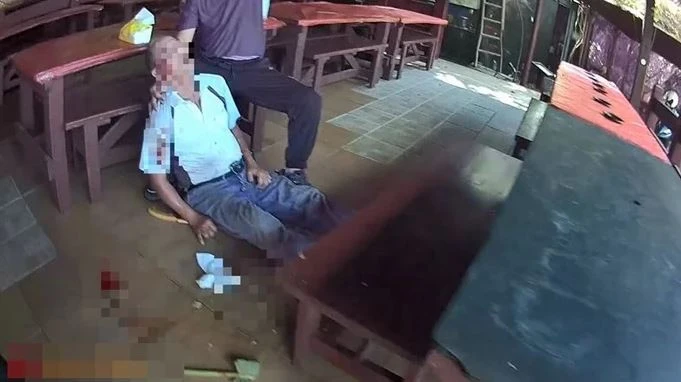 Đang nhổ cỏ, người đàn ông 67 tuổi gặp sự việc đáng sợ
