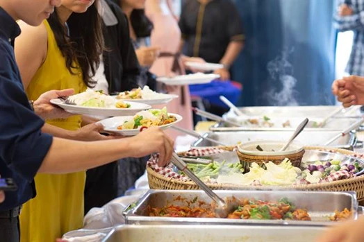Ăn buffet 360.000 đồng/người, 2 người phụ nữ nhập viện,yêu cầu bồi thường 7 triệu đồng, cơ quan quản lý khẳng định: Không cần, lỗi ở khách