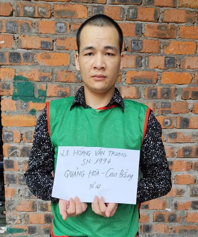 Gần 200 cảnh sát ra quân, bắt 74 người, tịch thu 2 thùng tài liệu lớn chứa hàng trăm kịch bản lừa đảo