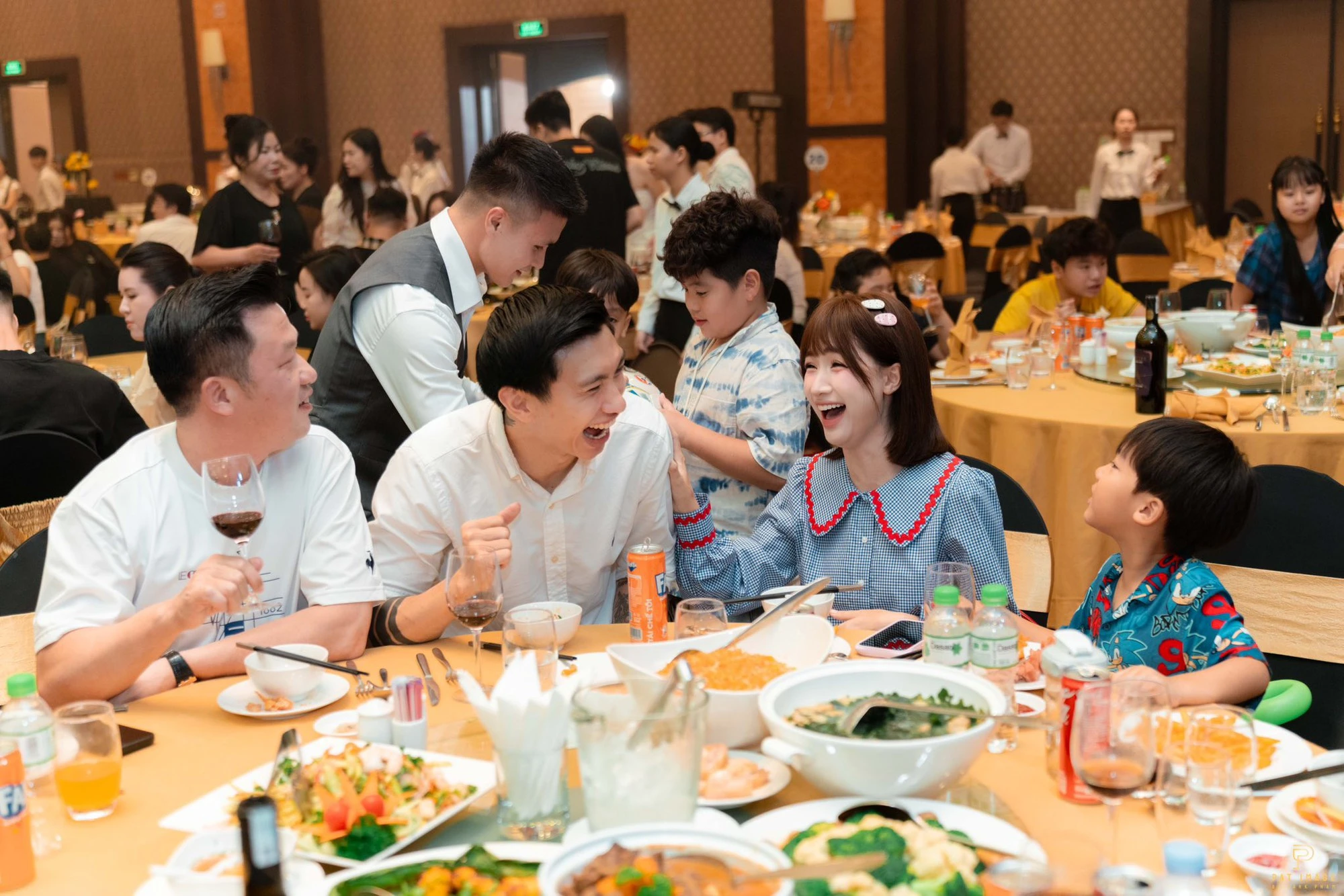 Hòa Minzy có mối quan hệ thế nào mà dẫn bé Bo đi sinh nhật con trai Quang Hải, đám cưới thì quậy tưng bừng?