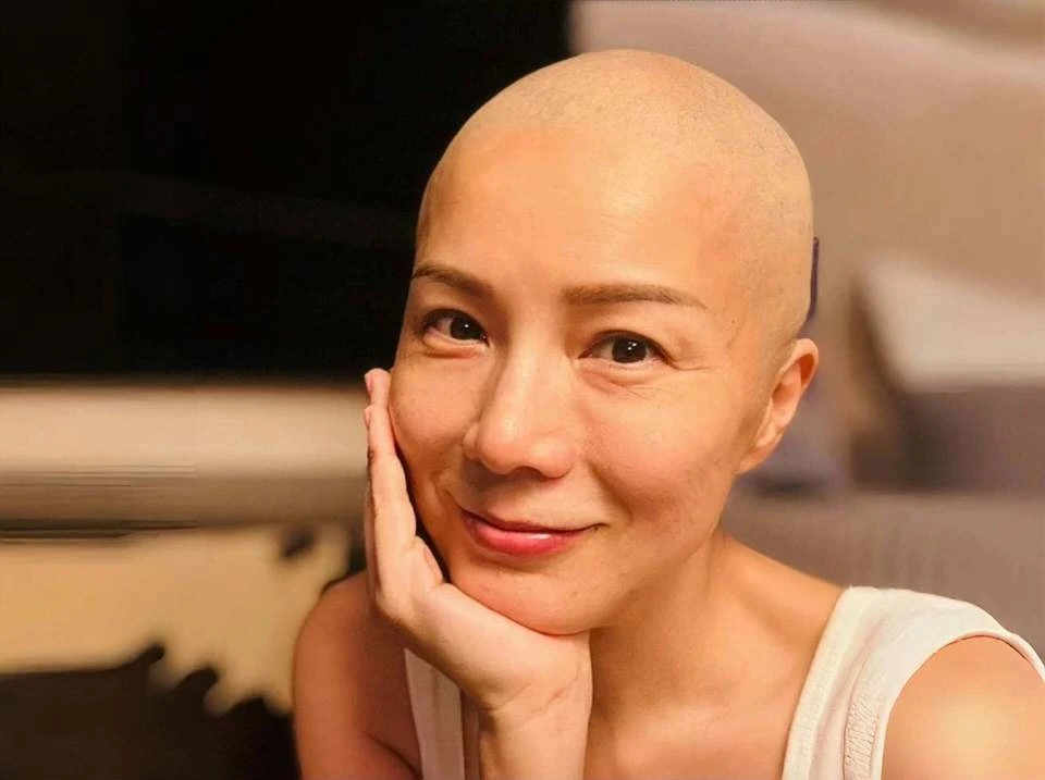 Á hậu mắc ung thư vú bị đại gia ruồng bỏ, phải bán rẻ đồ đạc trong nhà để cứu mạng mình và 2 con