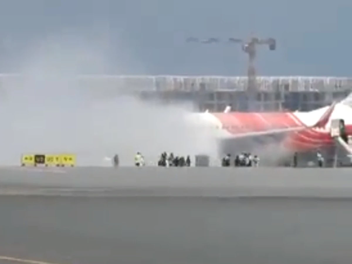 Máy bay Air India chở 170 người bốc cháy sau khi hạ cánh