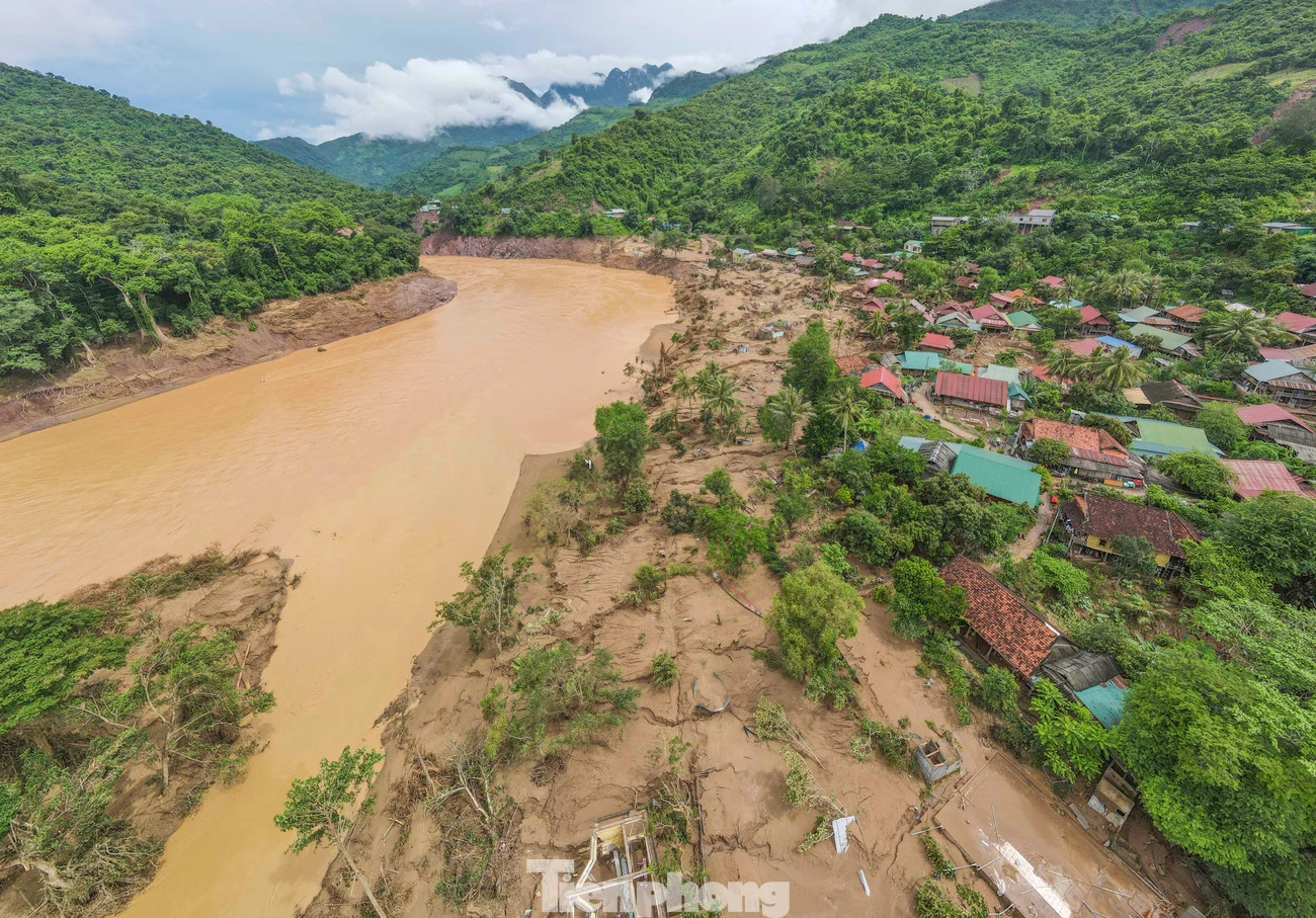 Xót xa bản làng ở Nghệ An có hàng chục ngôi nhà bị lũ san phẳng