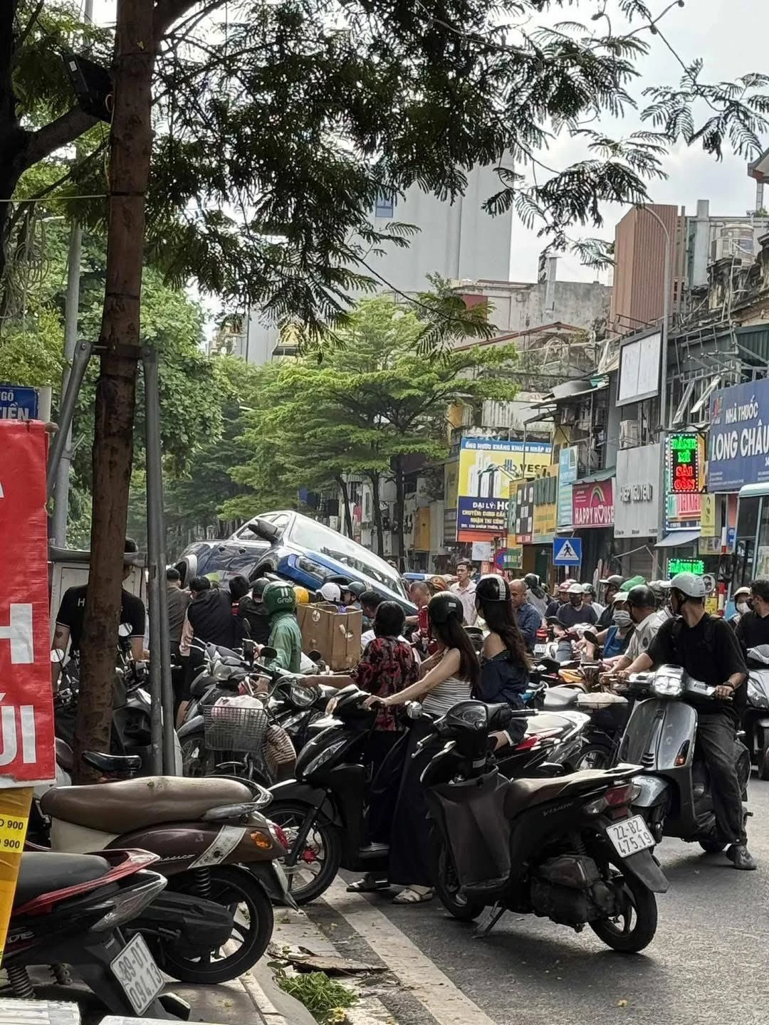 Hà Nội: Cận cảnh xe bán tải lao lên vỉa hè phố Khâm Thiên, chồm lên nhiều xe máy, người dân hoảng loạn