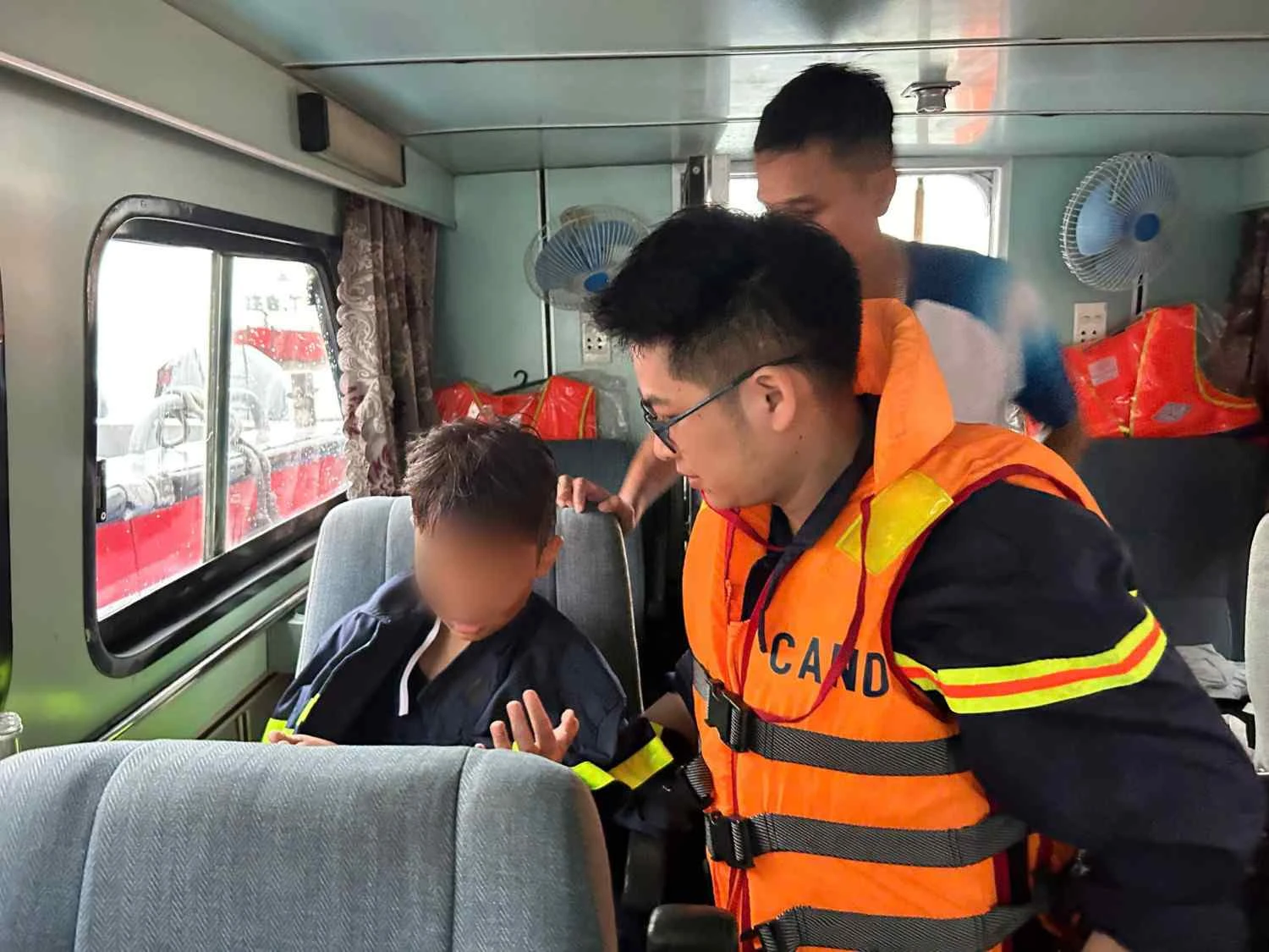 Bé trai 10 tuổi kể cho gia đình về những phút cuối khi 