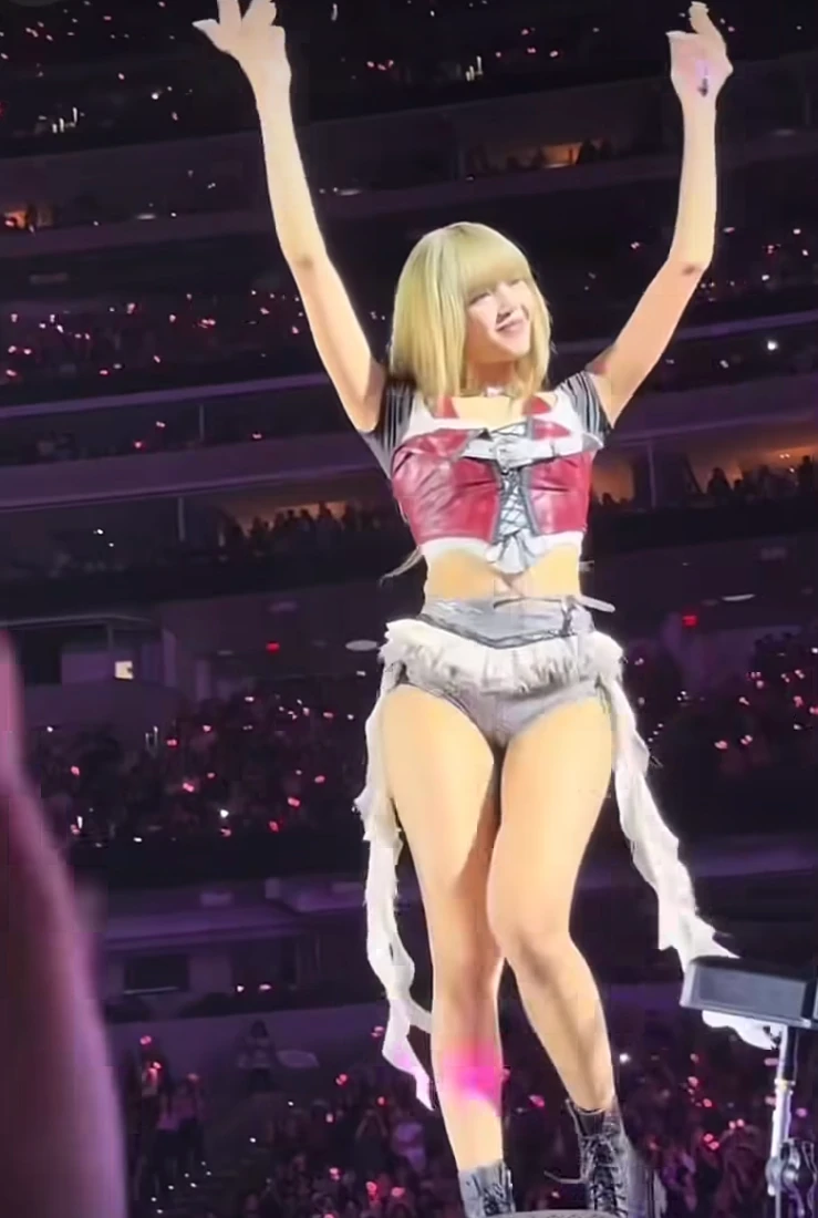 Quần ngắn cũn cỡn, hớ hênh của Lisa (BLACKPINK)