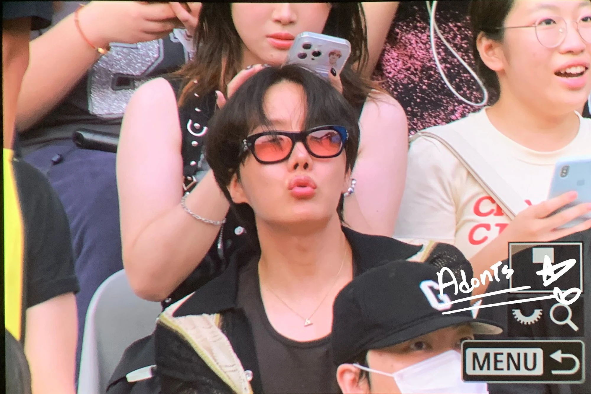 J-Hope (BTS) tranh thủ hẹn hò bạn gái “cả nước biết mặt” tại concert BLACKPINK?