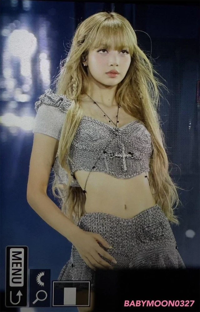Lisa (BLACKPINK) chiếm trọn spotlight với body cực chiến, một phần nhờ chăm tập boxing đấy nhé!