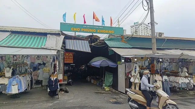 Tiểu thương ở chợ Phùng Khoang bức xúc vì bị 