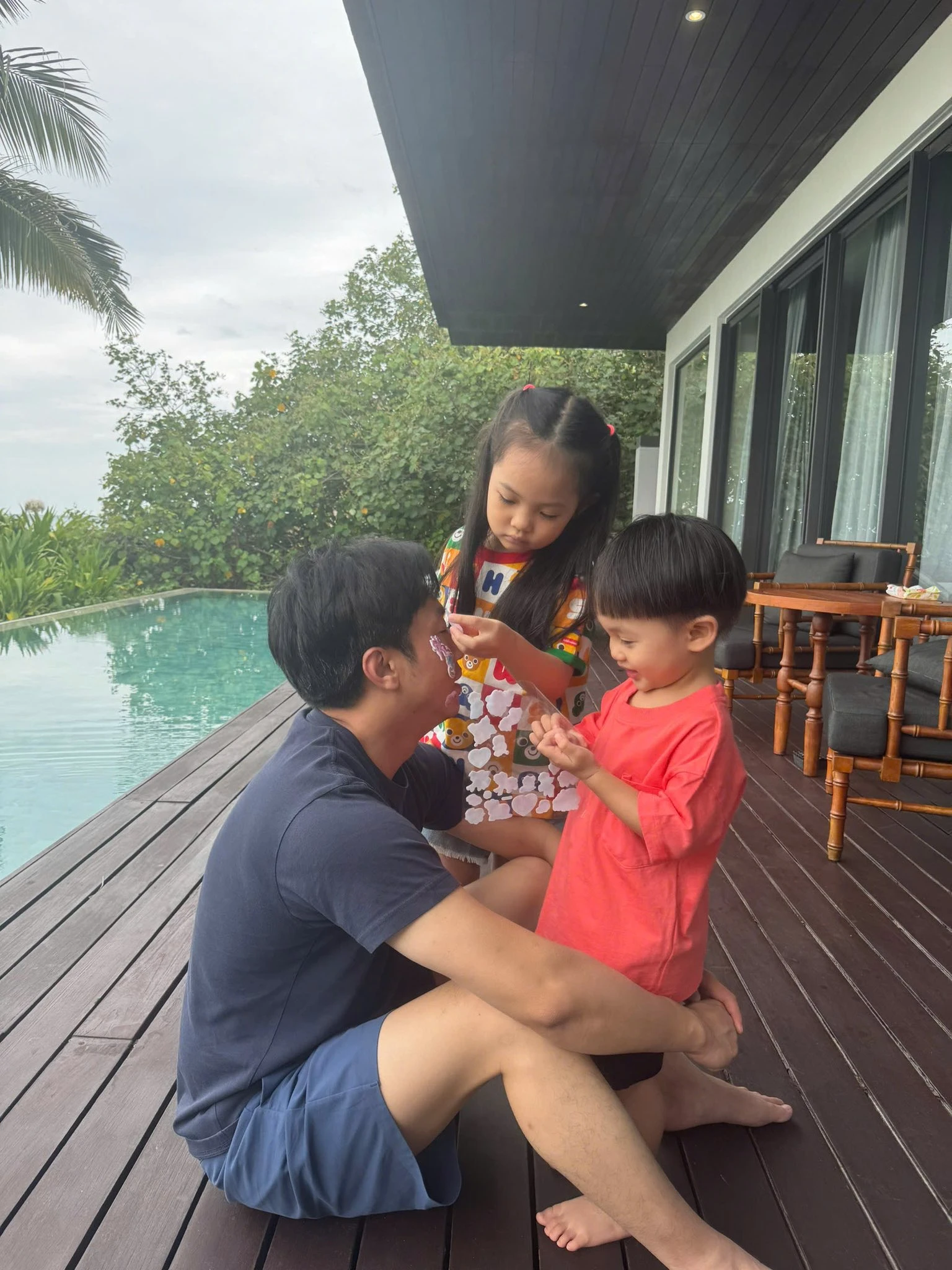 Đưa con đi nghỉ dưỡng, Cường Đô La tiết lộ chuyện dở khóc dở cười