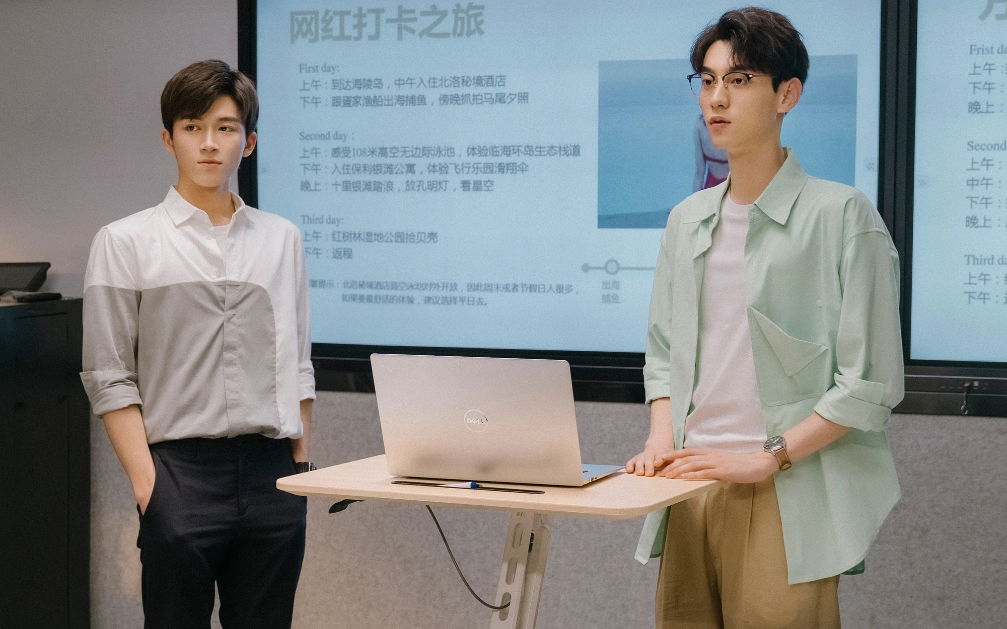 Mỹ nhân cứ đóng phim với ai là người đó đổi đời thành sao hạng A, đẹp như búp bê còn có số vượng phu quá đỉnh