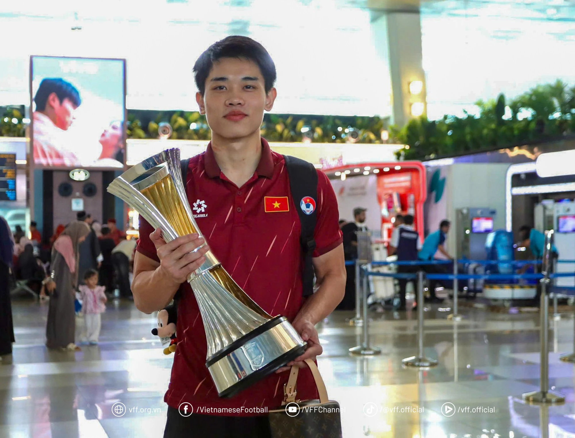 U23 Việt Nam ôm cúp vô địch Đông Nam Á về nước trong hào quang rực rỡ, dàn hotboy sáng bừng cả sân bay