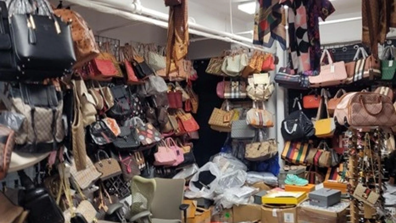 Đột kích kho hàng chứa toàn Louis Vuitton, Gucci, Chanel... 