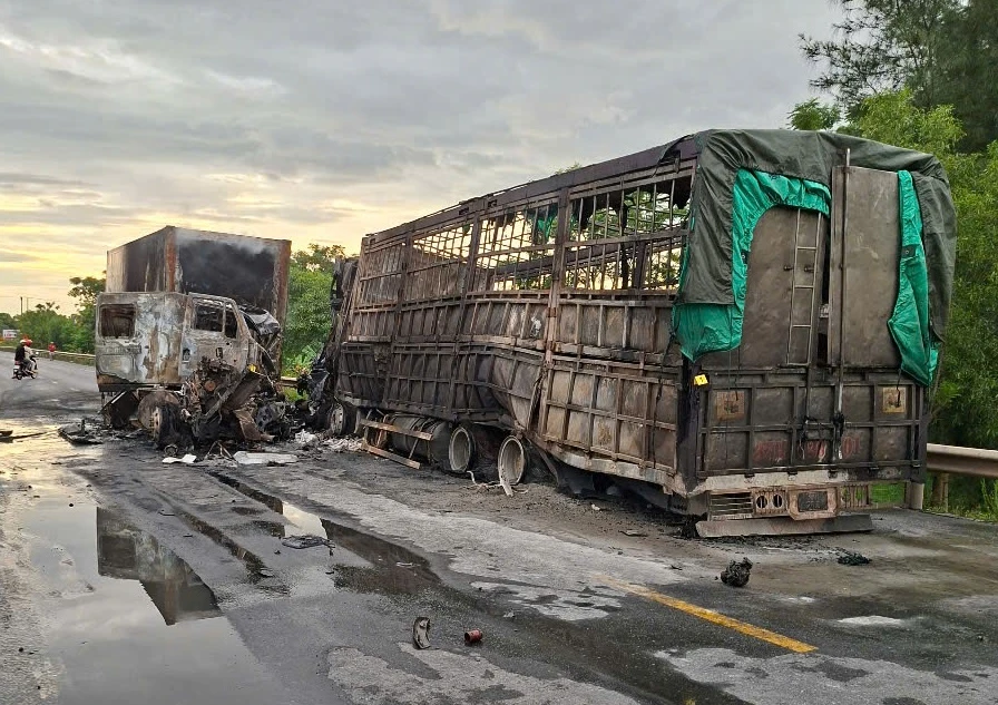 Quảng Trị: Xe Container và xe tải đối đầu bốc cháy giữa đêm, một người tử vong