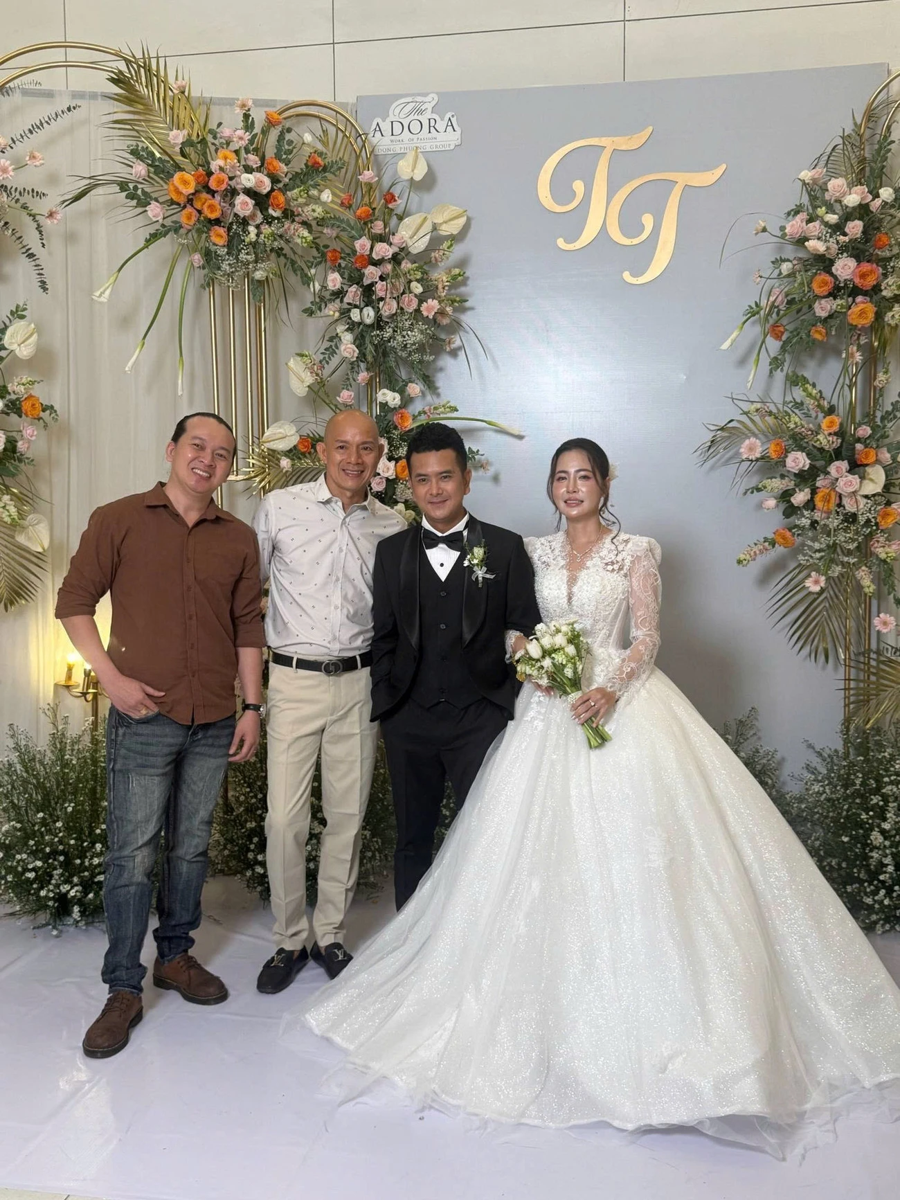 Hùng Thuận hứa yêu vợ trọn đời trong lễ cưới