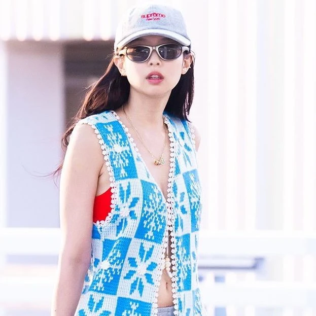 Jennie (BLACKPINK) đi cái gì dưới chân vậy trời?