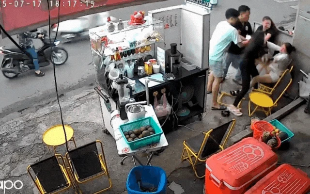 Người phụ nữ bị nhóm người chửi bới, lao vào đánh hội đồng ở TP.HCM: Nguồn cơn từ 1 cuộc điện thoại