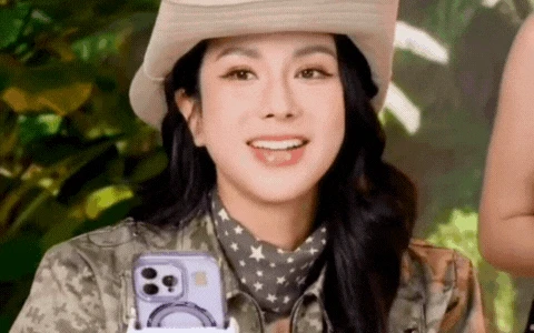 Diệp Lâm Anh sượng trân khi liên tục thấy 1 điều giữa sóng livestream