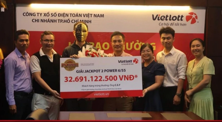 Người nước ngoài vừa trúng Vietlott hơn 32 tỷ đồng sẽ phải đóng thuế ra sao?