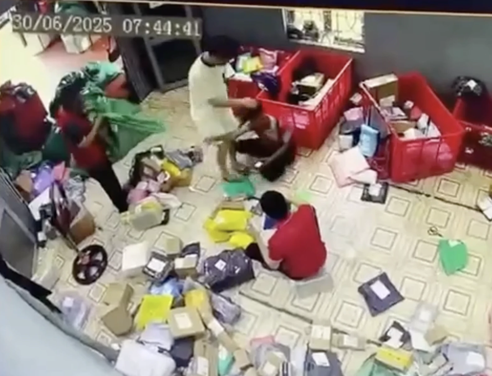 Công ty vận chuyển thông tin về vụ nam shipper bị đánh ở kho Hải Phòng: Là trụ cột chính trong gia đình, hoàn cảnh khó khăn