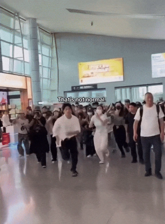 Kinh hoàng cảnh nam thần đam mỹ hot nhất hiện nay khóc mếu vì bị fan cuồng truy đuổi, dí camera sát mặt