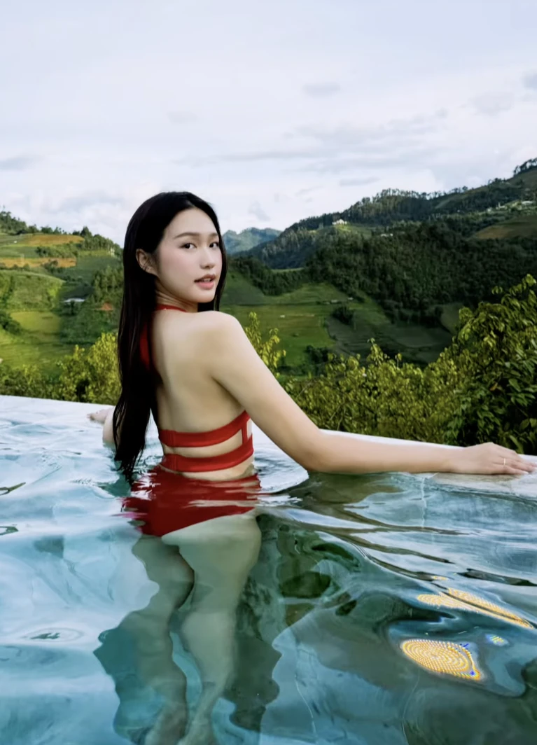 Doãn Hải My gây sốt với bikini bốc lửa khoe dáng cong chữ S, mẹ bỉm nuột nà thế này bảo sao Văn Hậu say đắm