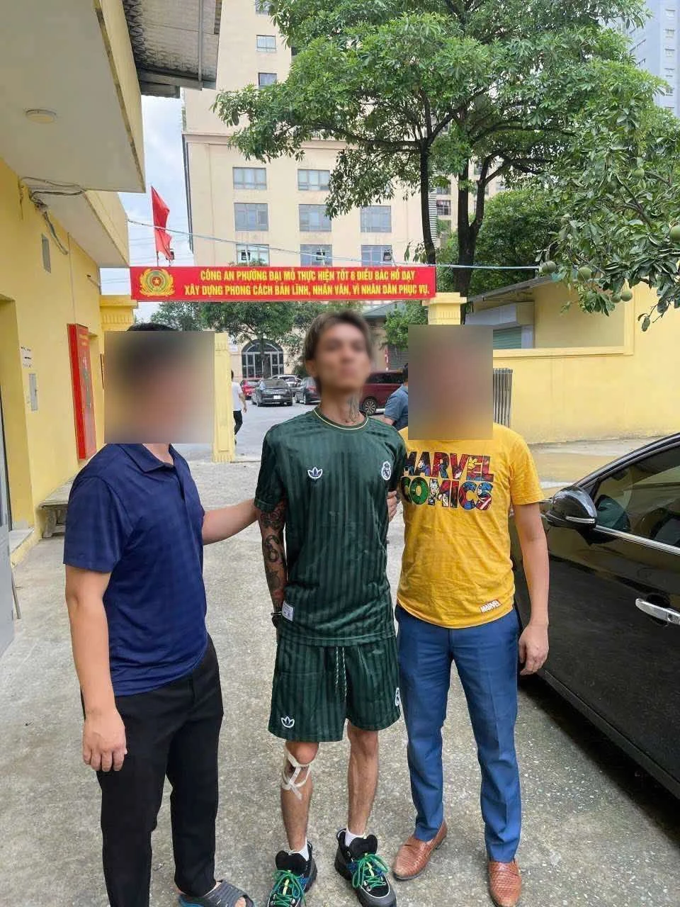 Xôn xao hình ảnh nghi là rapper Bình Gold bị bắt giữ vì cướp taxi ở Hà Nội: Công an nói gì?