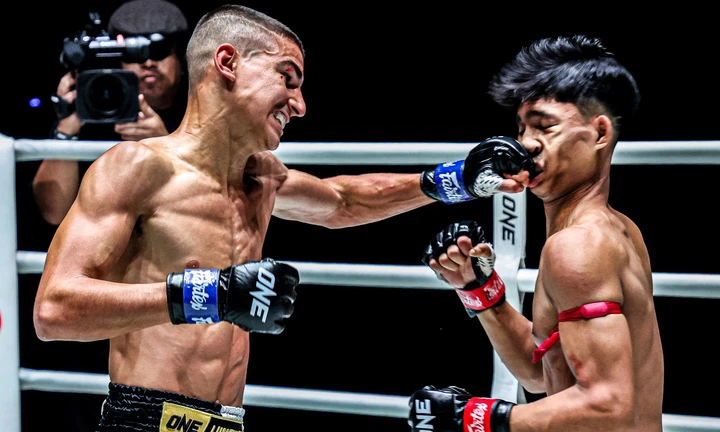 Võ sĩ muay Thái bất ngờ đổ gục xuống sàn đấu, xem kỹ mới biết lý do