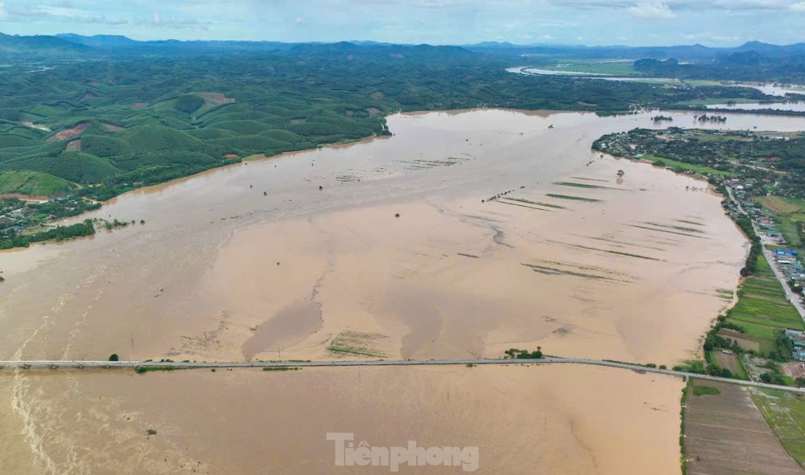 Lũ trên sông Lam dâng cao, quốc lộ hóa sông, người dân chèo thuyền sơ tán tài sản
