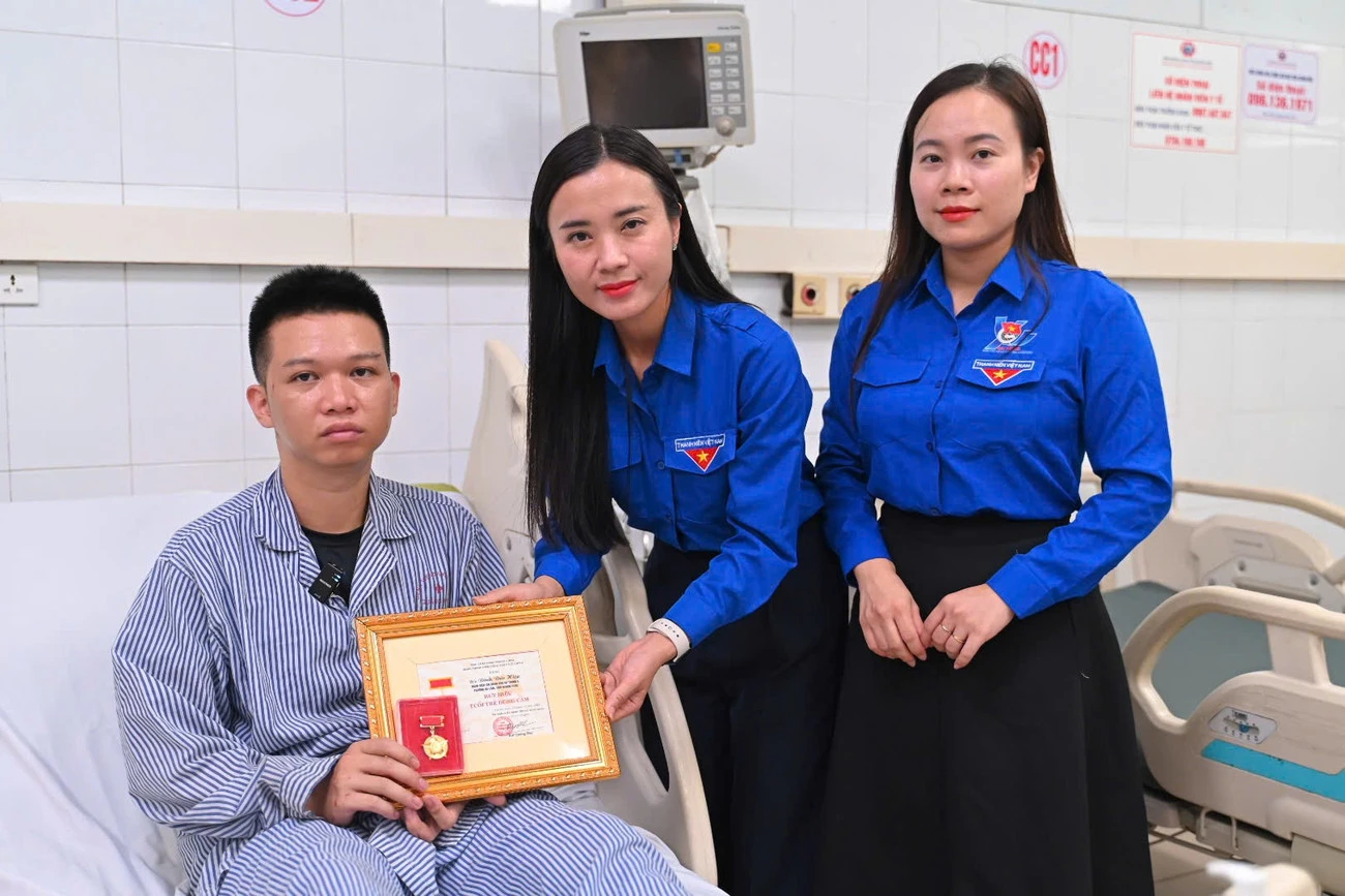 Trao Huy hiệu Tuổi trẻ dũng cảm cho đoàn viên cứu 4 người vụ lật tàu trên vịnh Hạ Long