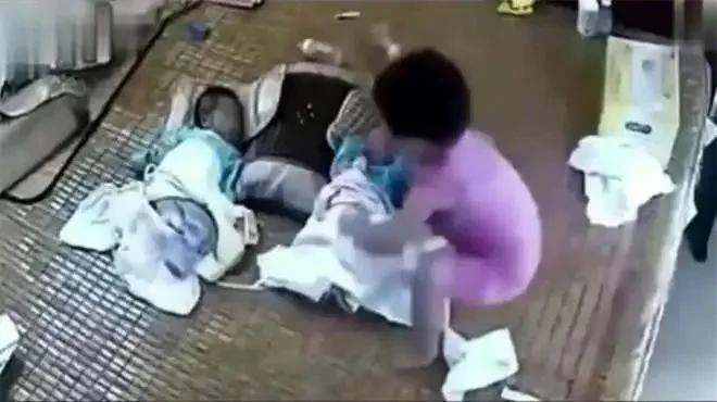 Mẹ trẻ vội đi vệ sinh, để con gái 5 tuổi trông cặp sinh đôi mới đầy tháng và bi kịch đã xảy ra ngay sau đó