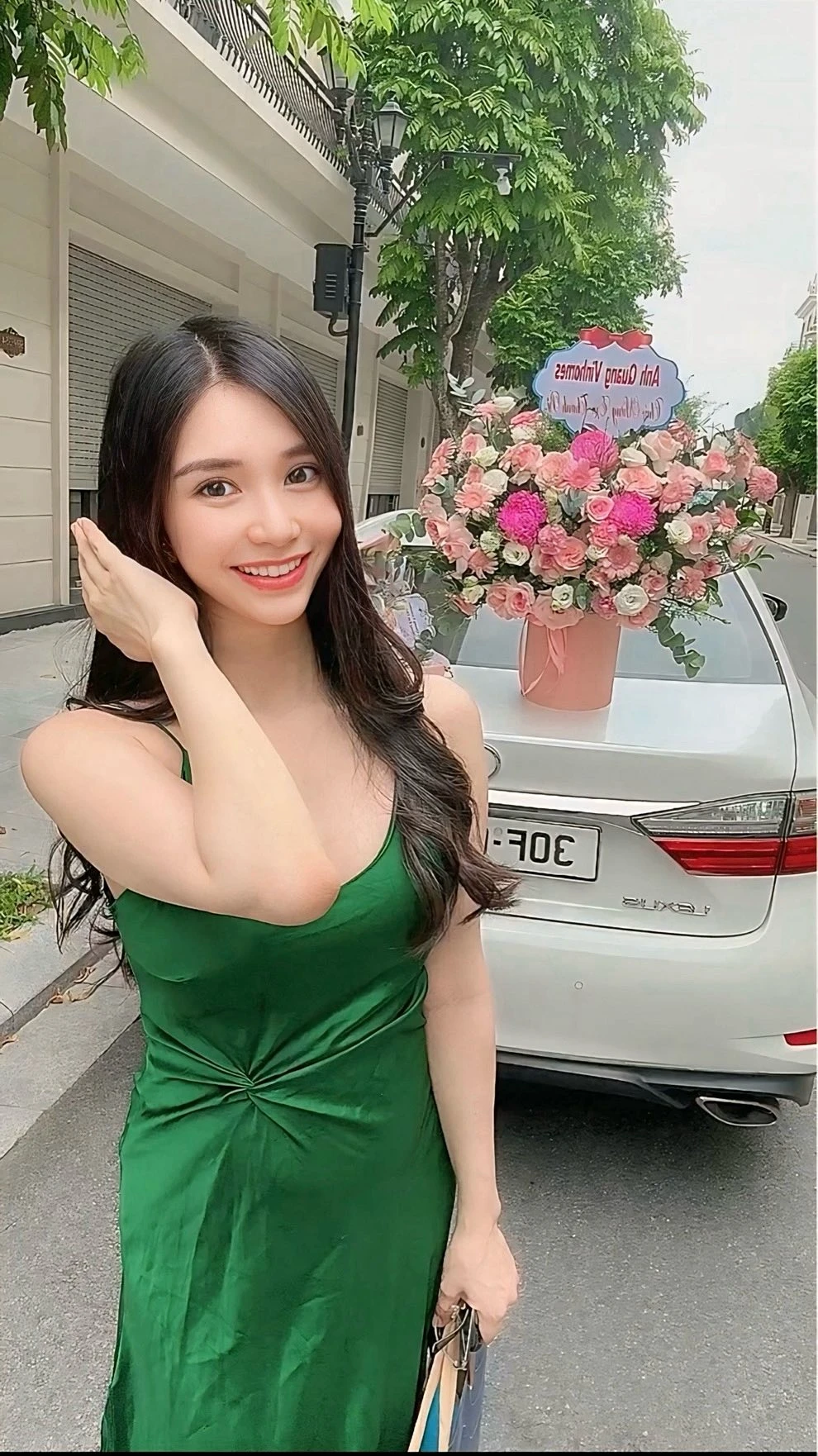 Tình cũ Quang Lê tậu khối tài sản tiền tỷ, gia nhập hội phú bà Vbiz