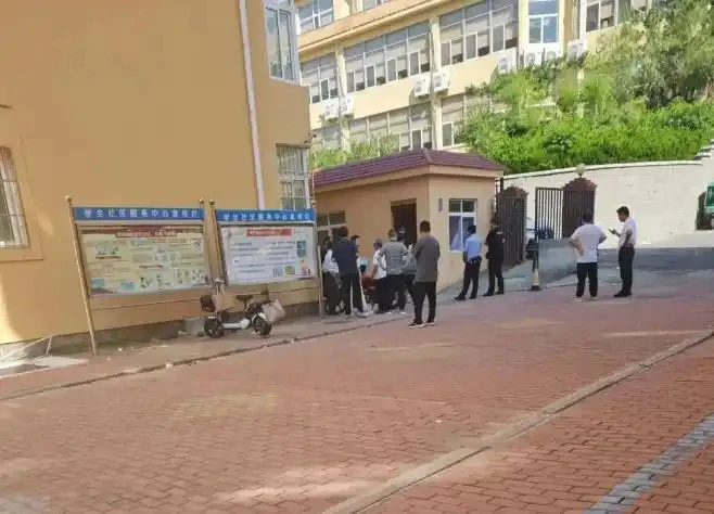 Trường ĐH khiến netizen bức xúc vì tổ chức lễ tốt nghiệp xa hoa, nhưng lại để quản lý KTX qua đời trong căn phòng 6m2 nóng 51 độ